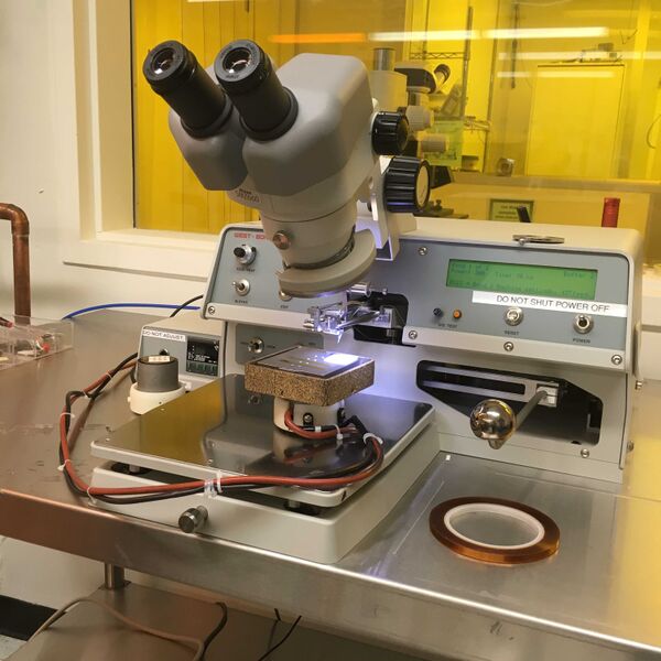File:Wedge-Wedge-Wire-Bonder Westbond-7476D-79.jpg